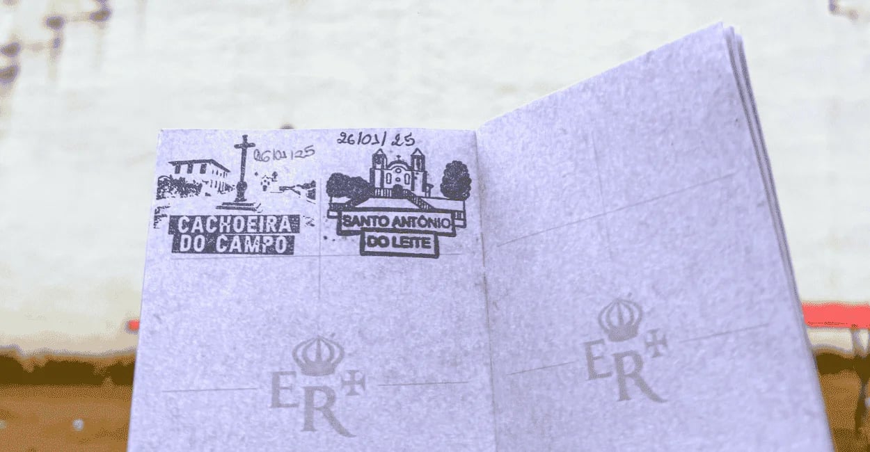 Página aberta mostrando carimbos de turismo da rota Estrada Real em Santo Antônio do Leite