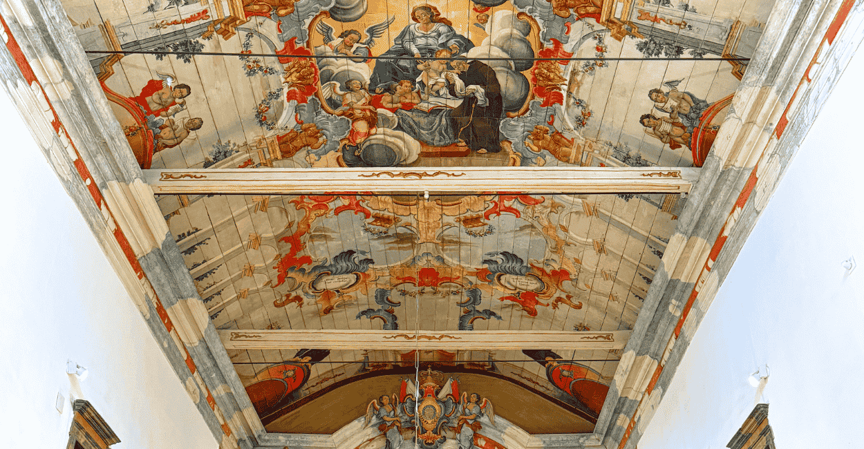 Pinturas no teto da igreja matriz em estilo Rococó, com Nossa Senhora e anjos em Ouro Branco MG