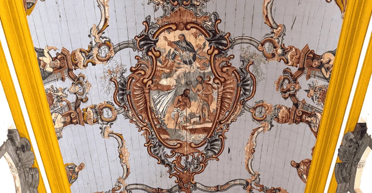 Pintura no teto da Igreja Matriz de Barão de Cocais, com arte sacra, detalhes ornamentais e cores