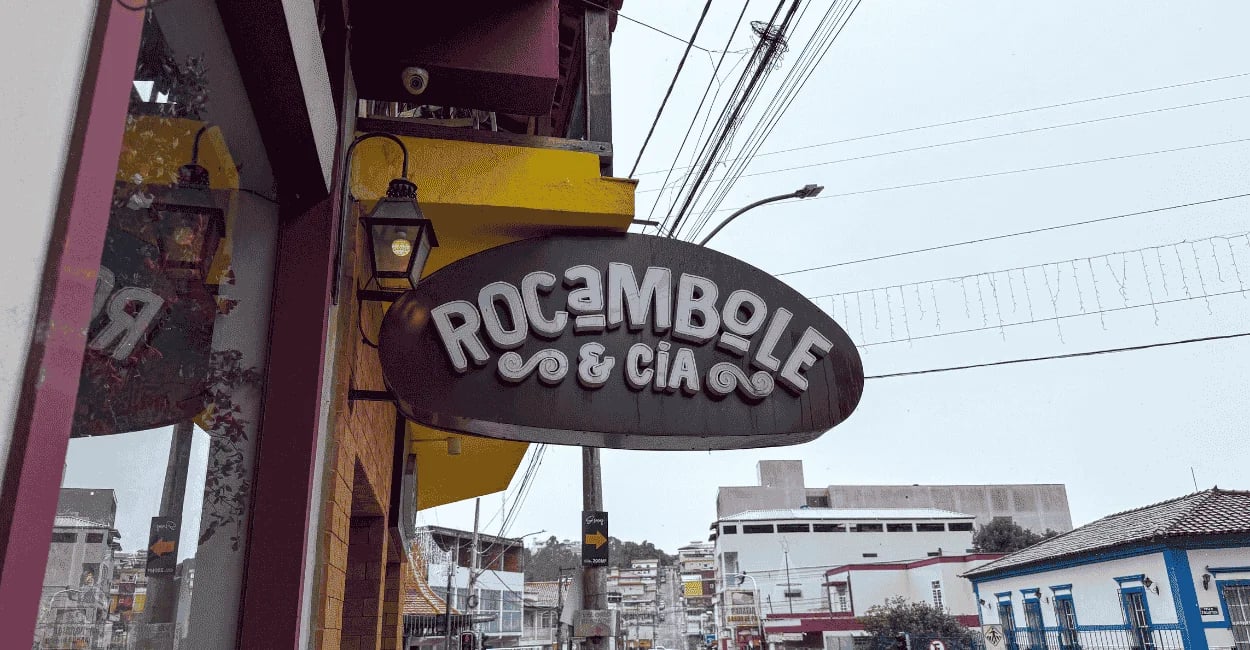 Placa escrita Rocambole e CIA em Lagoa Dourada, cidade nacional do Rocambole em MG