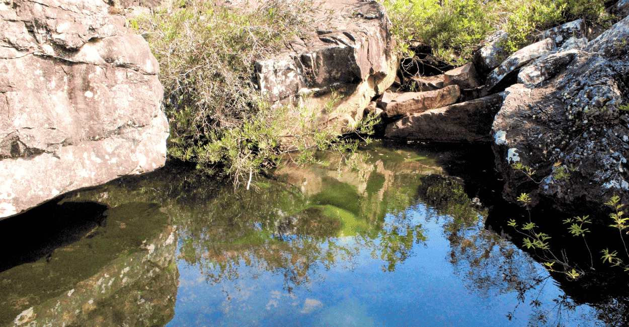 Poço de cachoeira com águas cristlinas em Conselheiro Mata, distrito histórico e turistico de MG