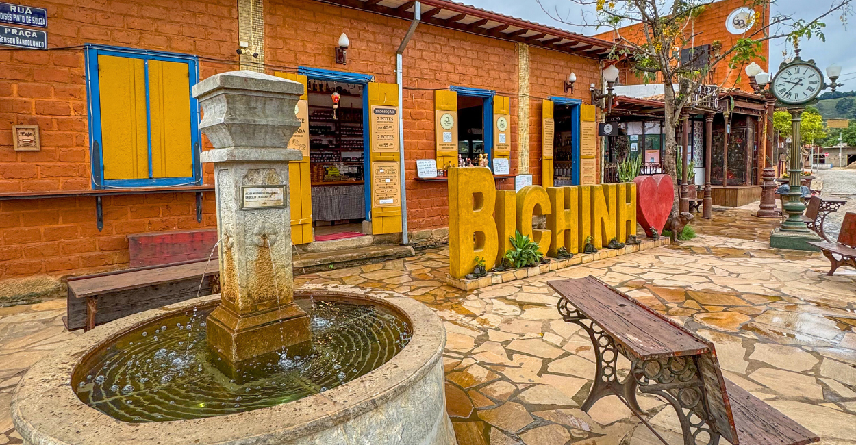 Praça no distrito turistico e histórico de Bichinho, distrito de Prados pertinho de Tiradentes MG