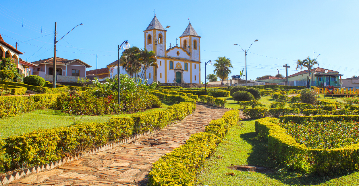 Igreja Histórica na Praça Central de Queluzito, Cidade no Interior de Minas Gerais