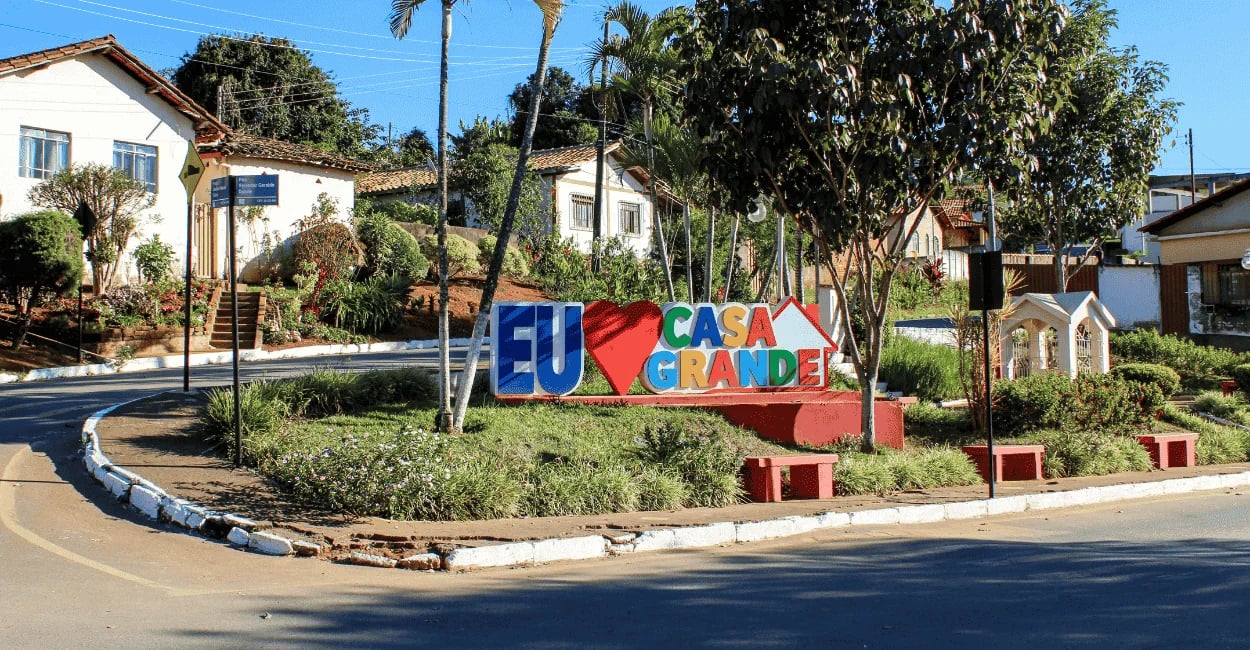 Praça no centro de Casa Grande, com letreiro eu amo Casa Grande em Minas Gerais