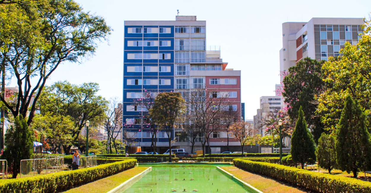 Praça da liberdade com prédios ao fundo em Belo Horizonte, capital mineira e turistica