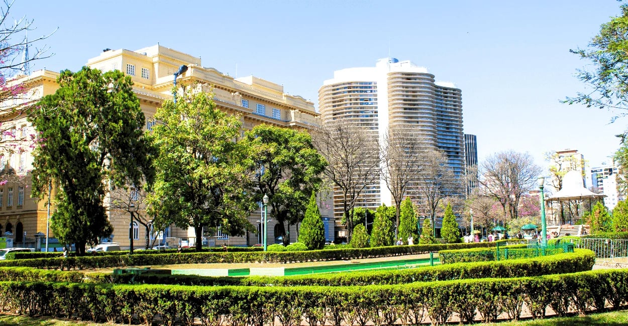 Vista de Belo Horizonte com jardim, árvores, prédios e área verde em espaço urbano