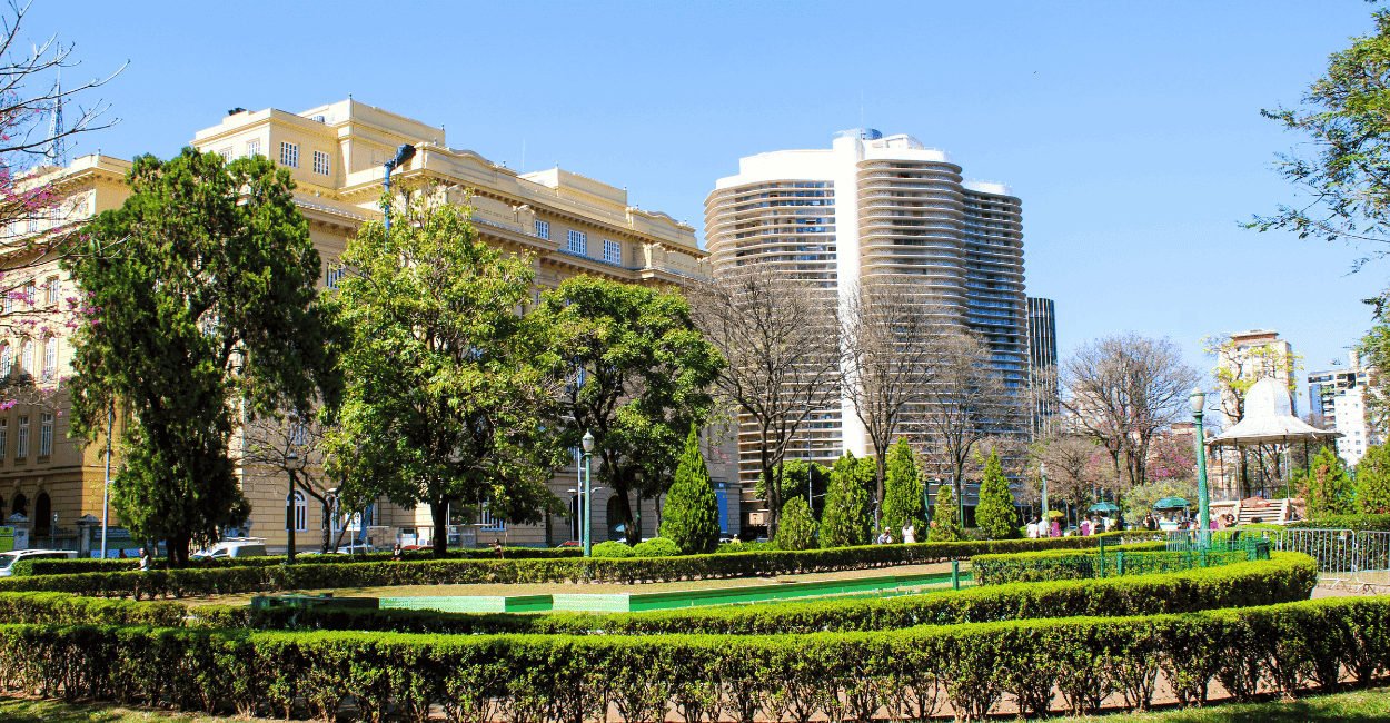 Praça da Liberdade com árvores, jardim e prédios na Capital Belo Horizonte em MG