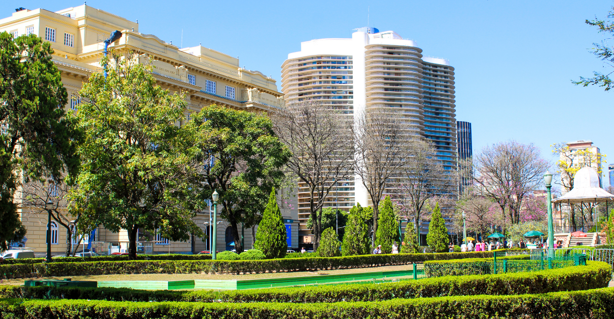 Jardim na Praça da Liberdade em Belo Horizonte, com prédios historicos ao fundo
