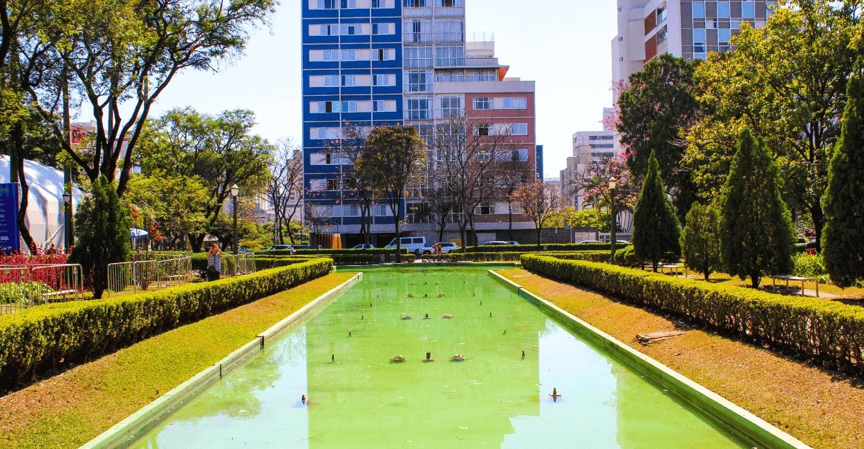 Espelho d’água e jardins da Praça da Liberdade em Belo Horizonte, Minas Gerais