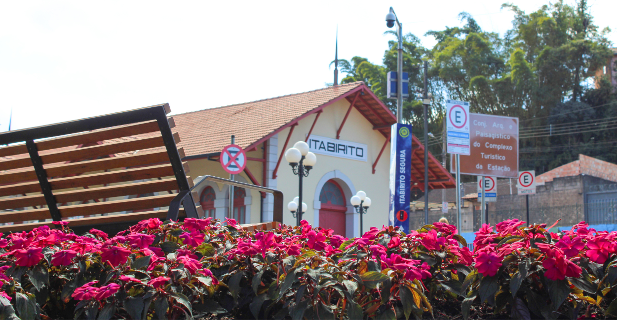 Praça e Estação Histórica Ferroviária em Itabirito, cidade Histórica em MG