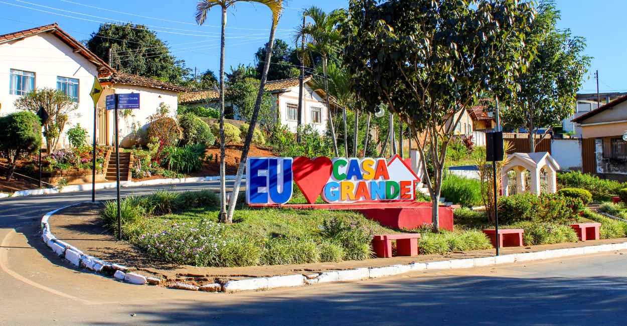 Leitreiro com a palavra: Eu Amo Casa Grande, em uma praça na cidade de Casa Grande, MG