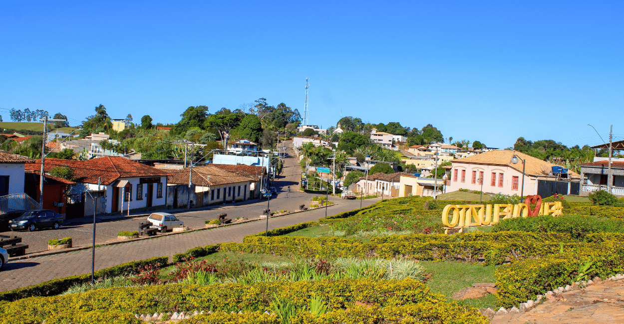 Praça histórica com casas ao fundo em Queluzito, cidade turistica em Minas Gerais