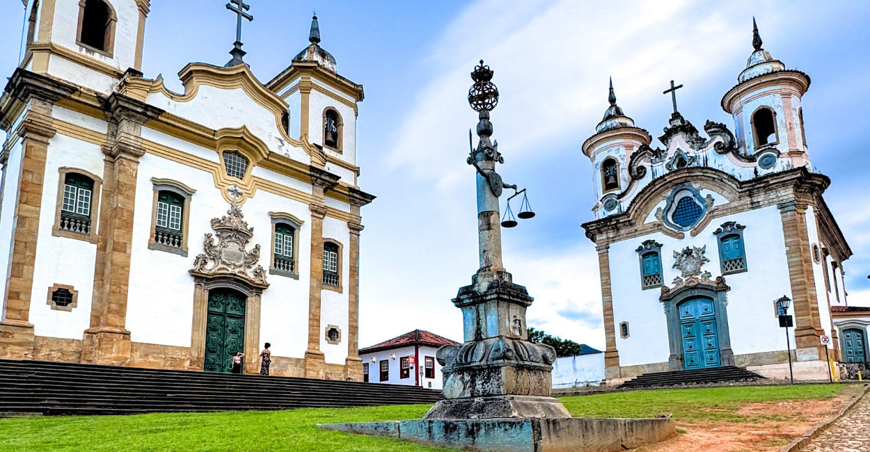 Igrejas gemeas na praça Minas Gerais, centro turistico da cidade turistia Mariana MG