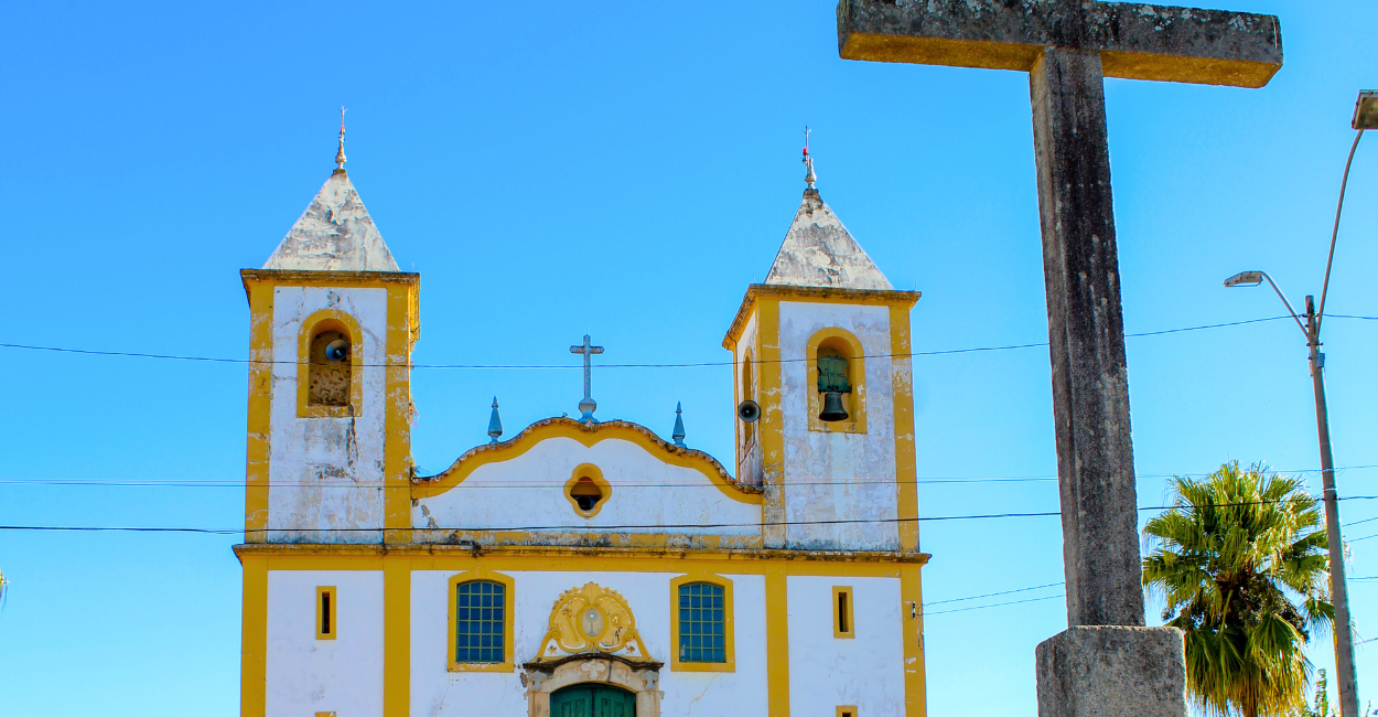 Igreja historica na praça central de Queluzito, uma cidade turistica em Minas Gerais