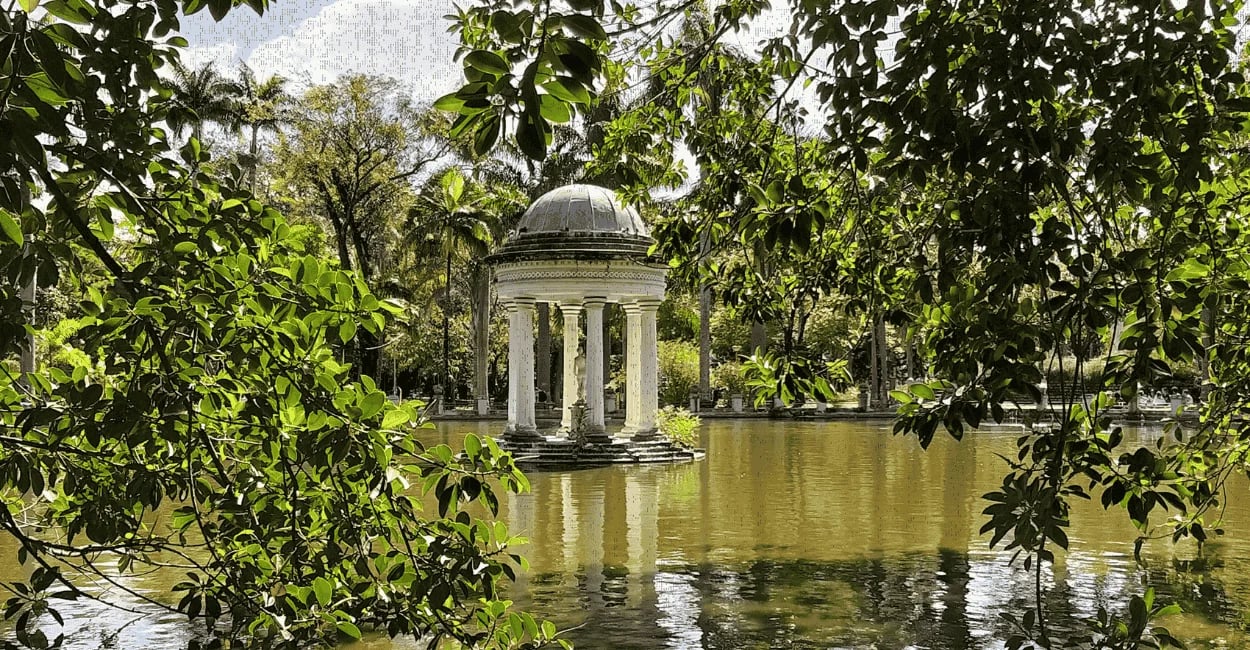 Parque Municipal de Belo Horizonte, com coreto refletido no lago e árvores ao redor