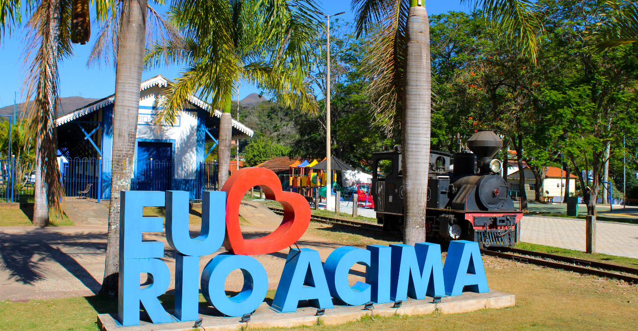 Letreiro Eu Amo Rio Acima, Na Praça da Ferrovia Histórica de Rio Acima, MG