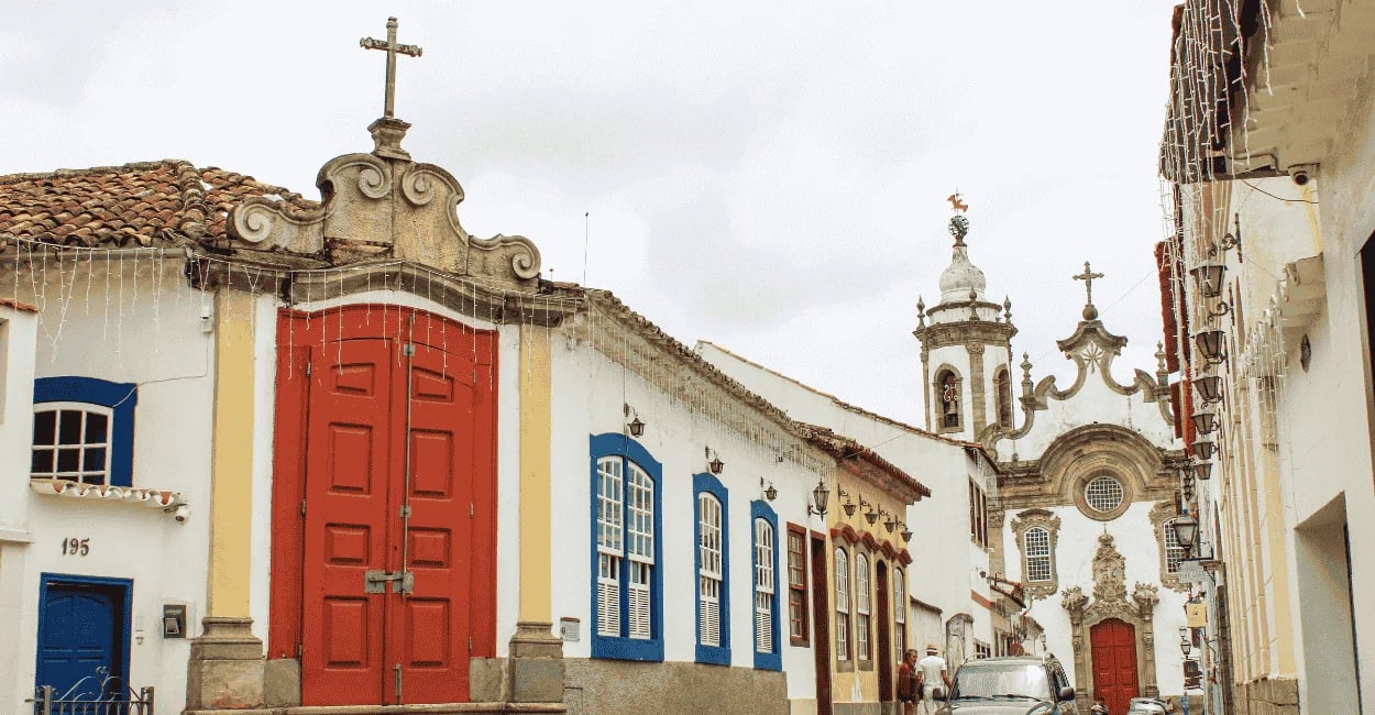 Casario colonial com portas coloridas, arquitetura barroca e igreja histórica em São João del Rei MG