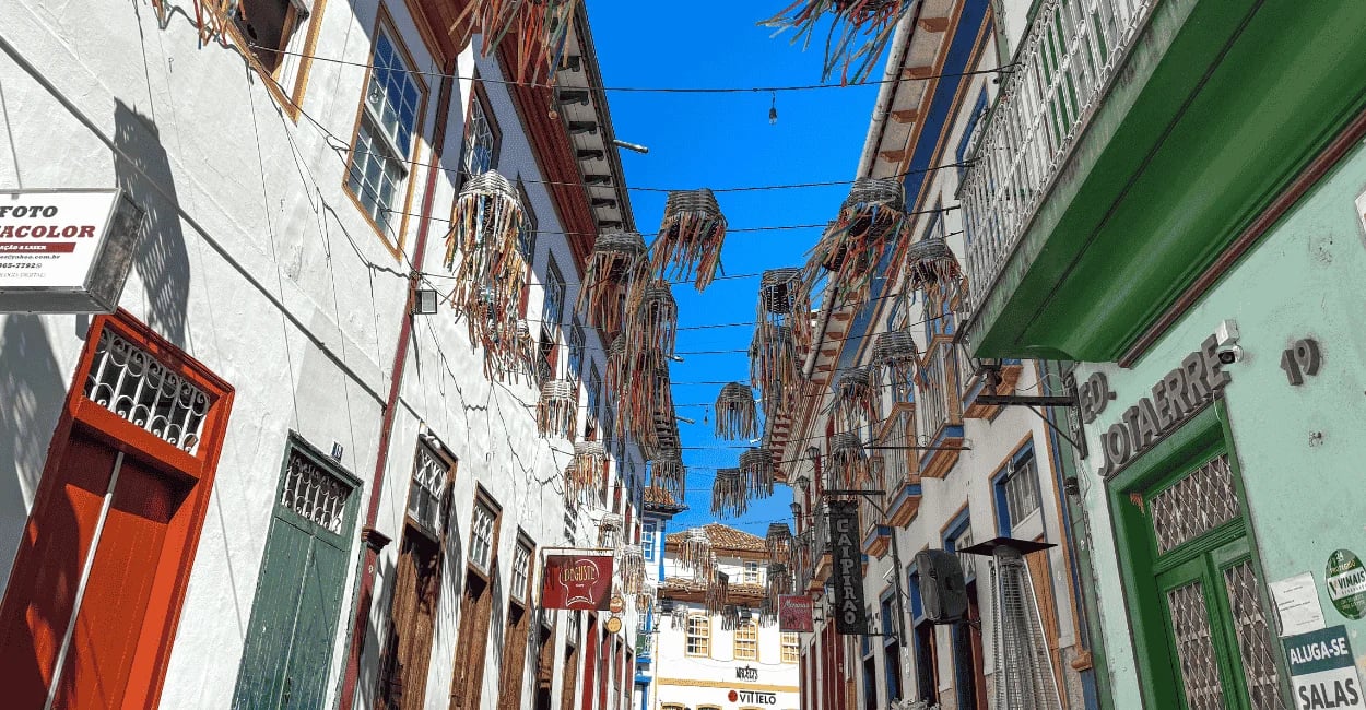 Rua da Vesperata em Diamantina, Minas Gerais, com casario histórico e decoração suspensa