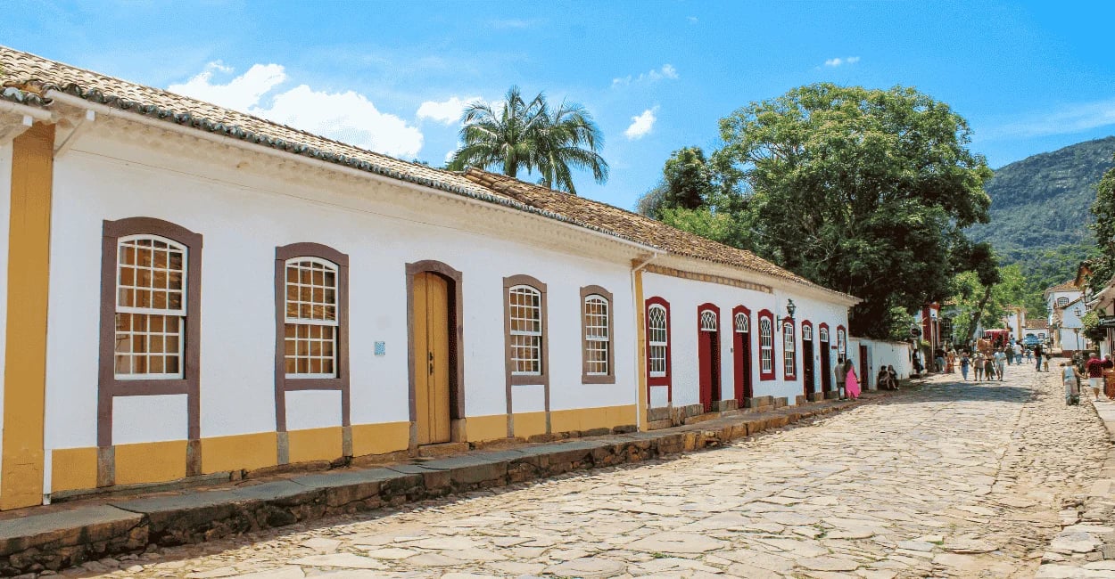 Casas do periodo colonial em rua de pedras, no centro histórico de Tiradentes, com céu azul