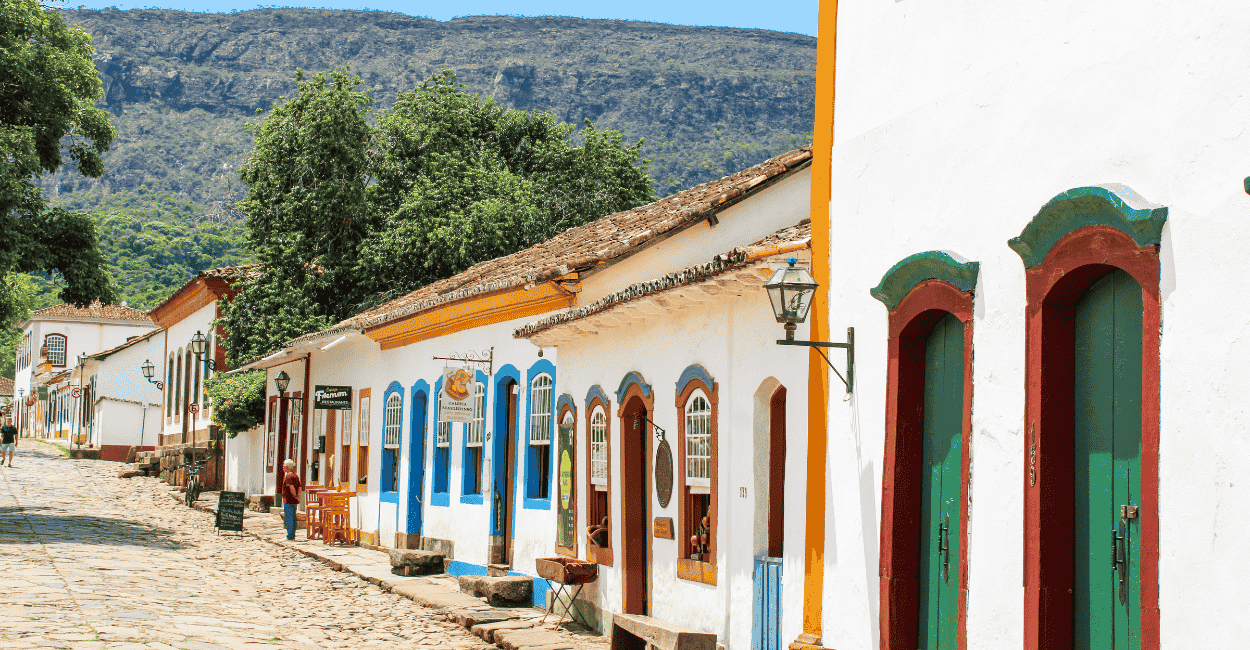 Rua de Tiradentes com construções do periodo colonial, com a Serra de São José ao fundo