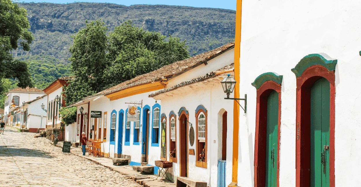 Rua de Tiradentes com construções do periodo colonial, com a Serra de São José ao fundo