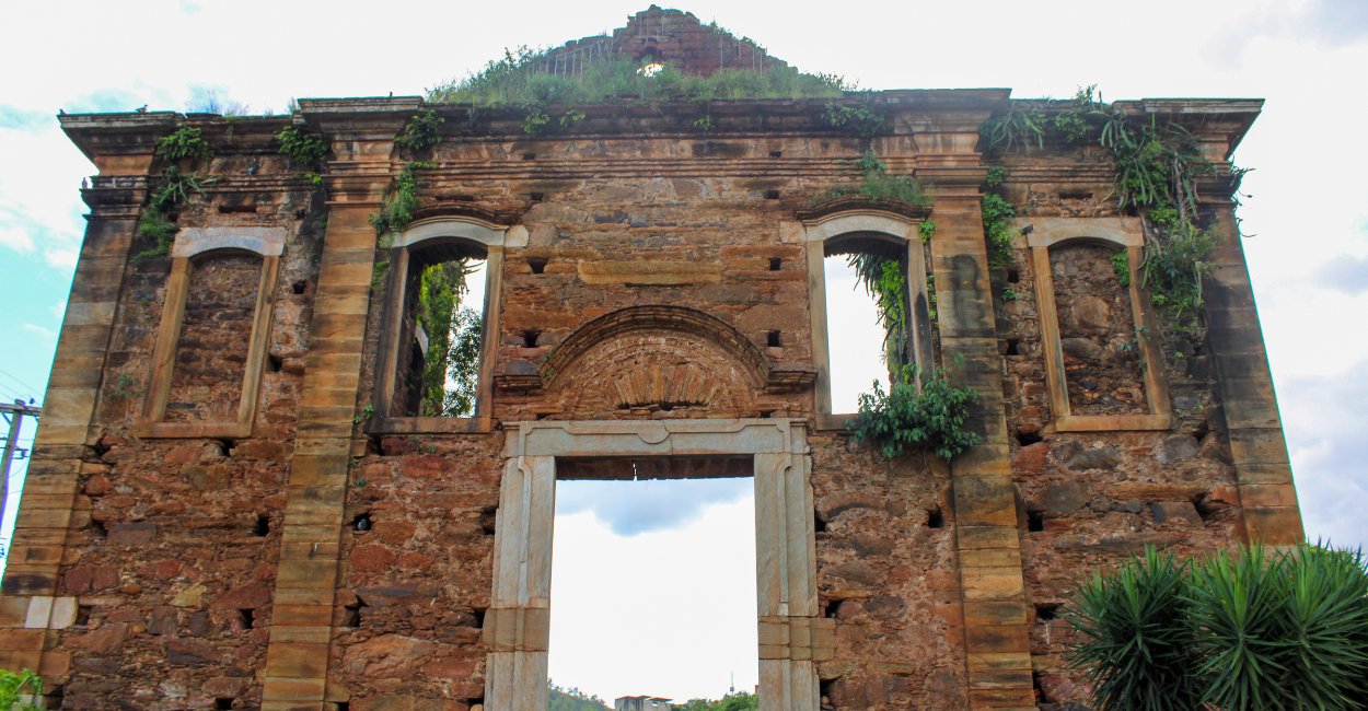 Ruinas historicas de uma Igreja no centro turistico de Antonio Pereira, distrito de Ouro Preto MG