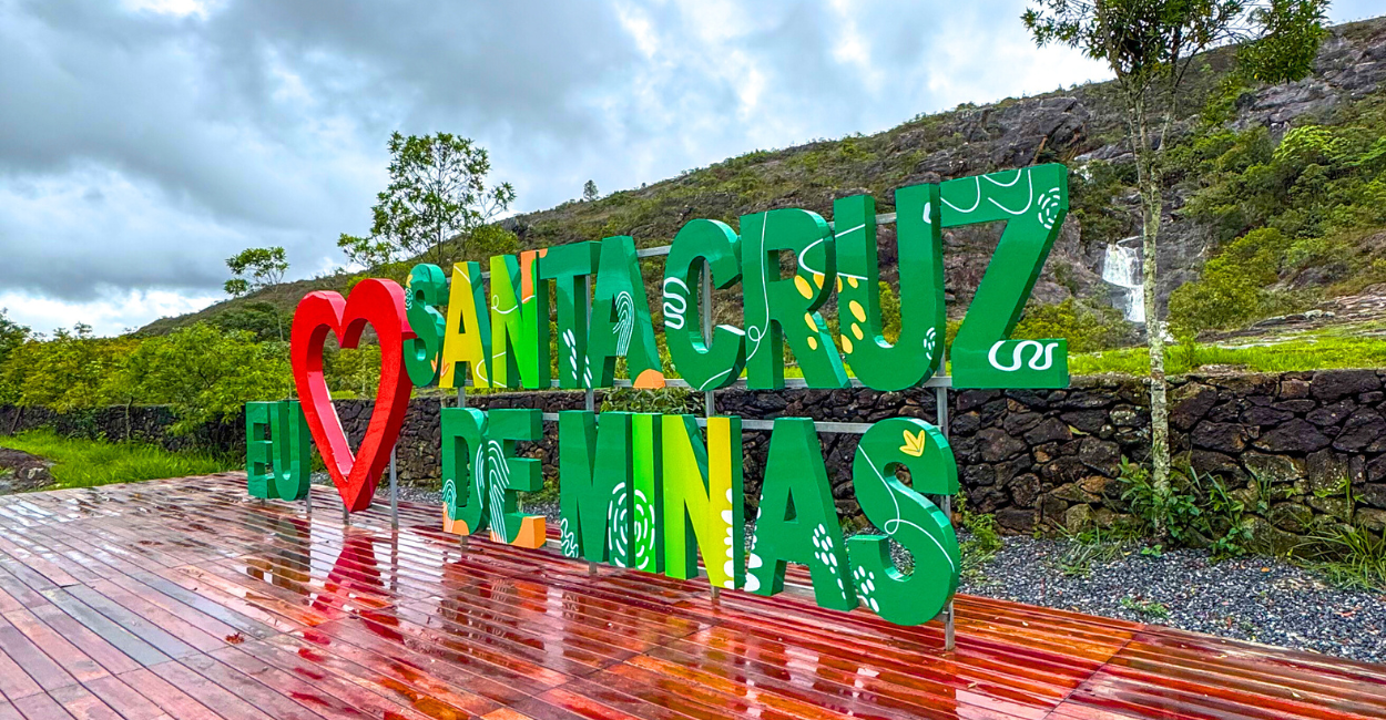 Letreiro Eu amo Santa Cruz de Minas, cidade turistica entre Tiradentes e São João del rei