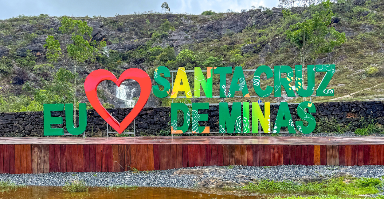Letreiro Eu amo Santa Cruz de Minas, cidade turistica entre Tiradentes e São João del rei