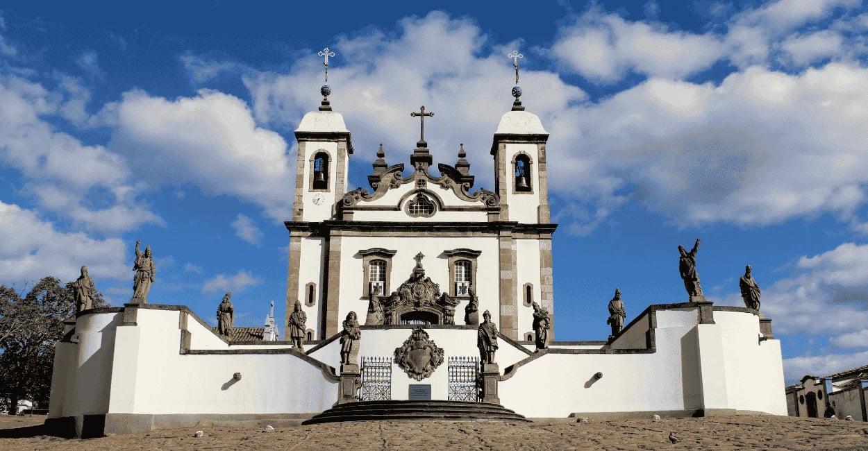 Vista frontal e em ângulo baixo do Santuário do Bom Jesus de Matosinhos com os profetas no adro, em 