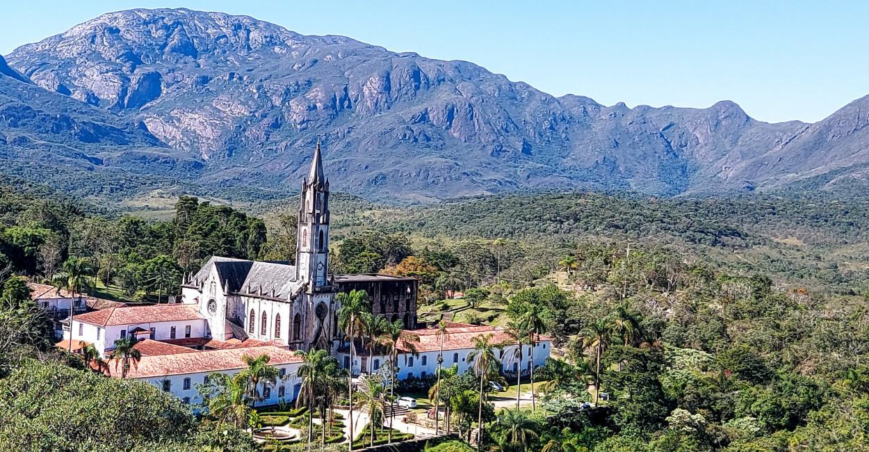 Santuário do Caraça, com a Serra do Caraça ao fundo e vegetação, ponto turistico em Minas Gerais