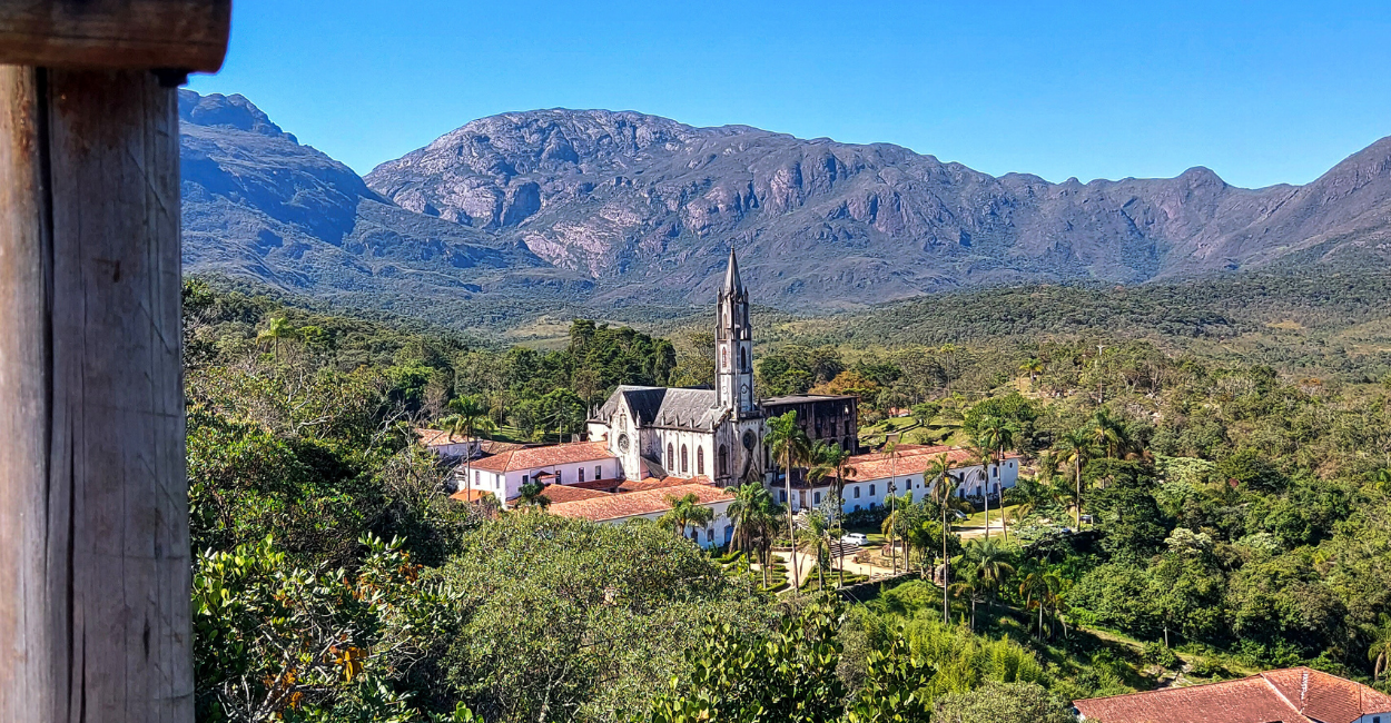 Santuário do Caraça, com montanhas e vegetação ao fundo, em Minas Gerais