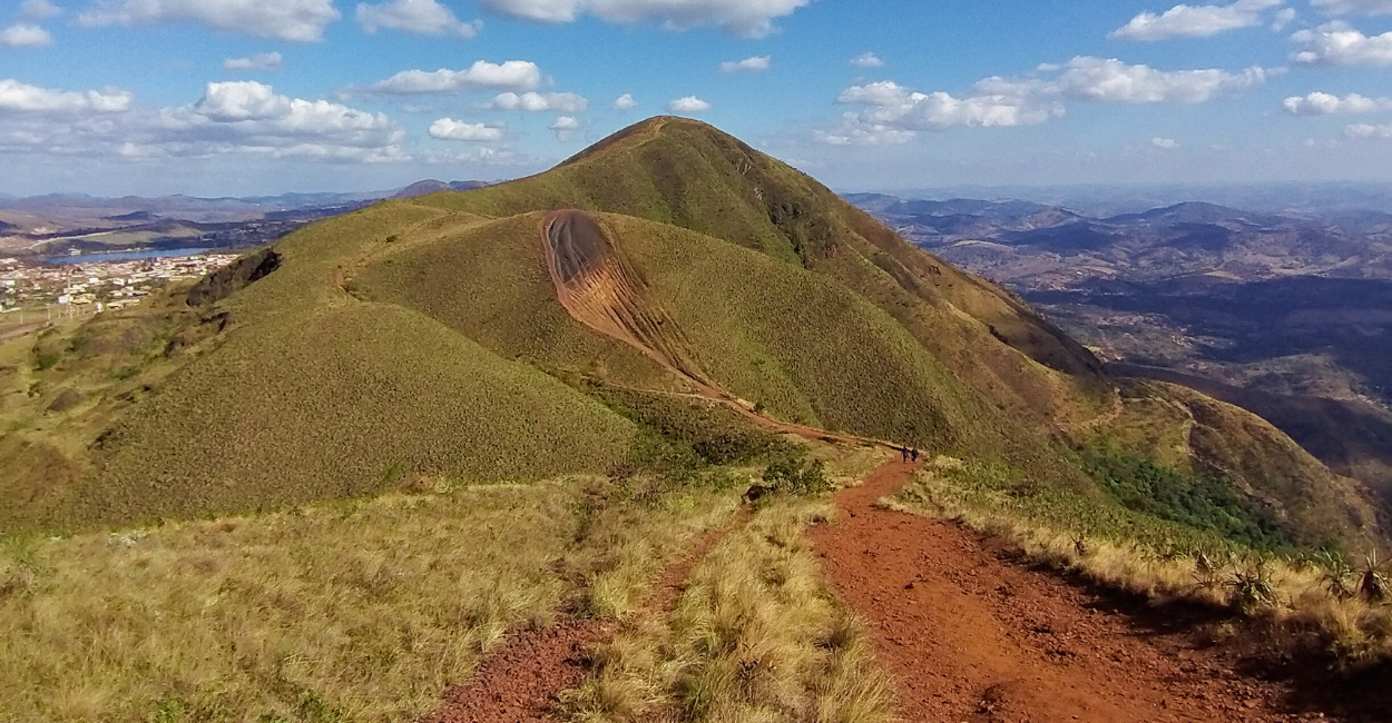 Montanha, vegetação e vista linda, no topo do mundo em Brumadinho, ponto turistico em MG