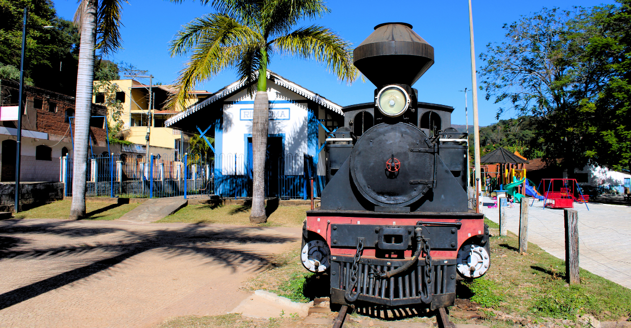 Trem e uma estação ferroviaria, na praça ferroviaria da cidade turistica de Rio Acima MG