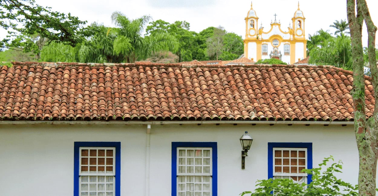 Casario colonial em Tiradentes, Minas Gerais, com Igreja Matriz de Santo Antônio ao fundo