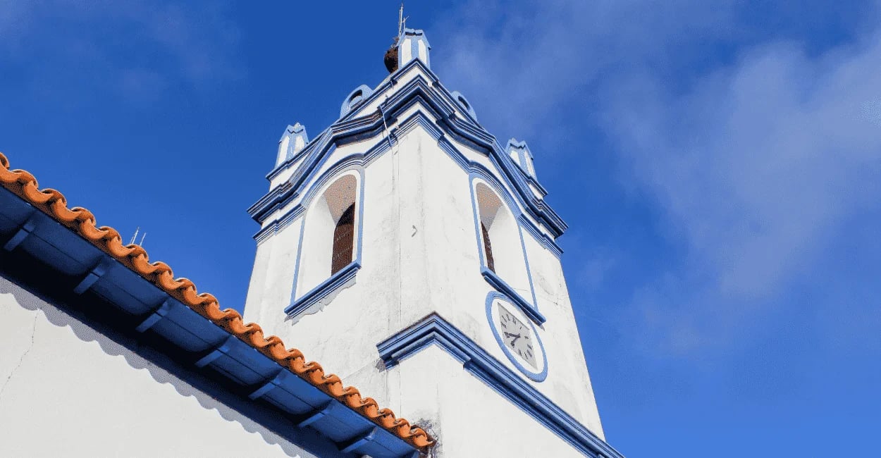Vista externa da torre da Igreja Matriz de Raposos, perto de BH