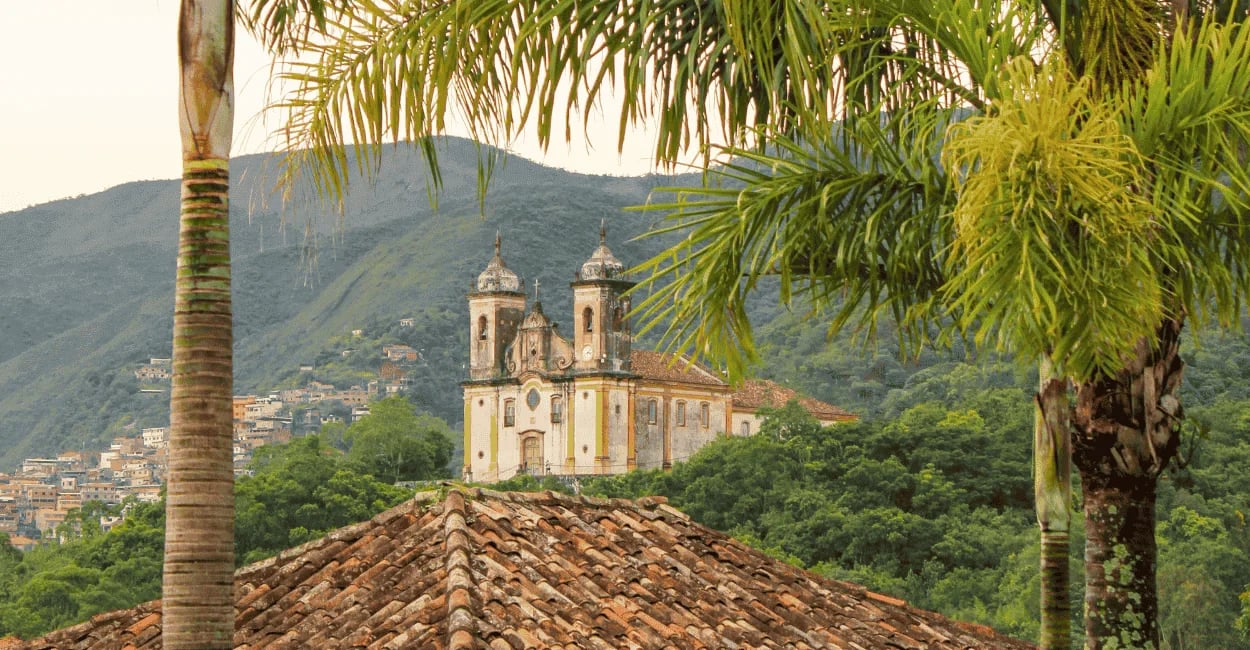Vista de longe da Igreja de São Francisco de Paula em Ouro Preto, com vegetação nativa em volta