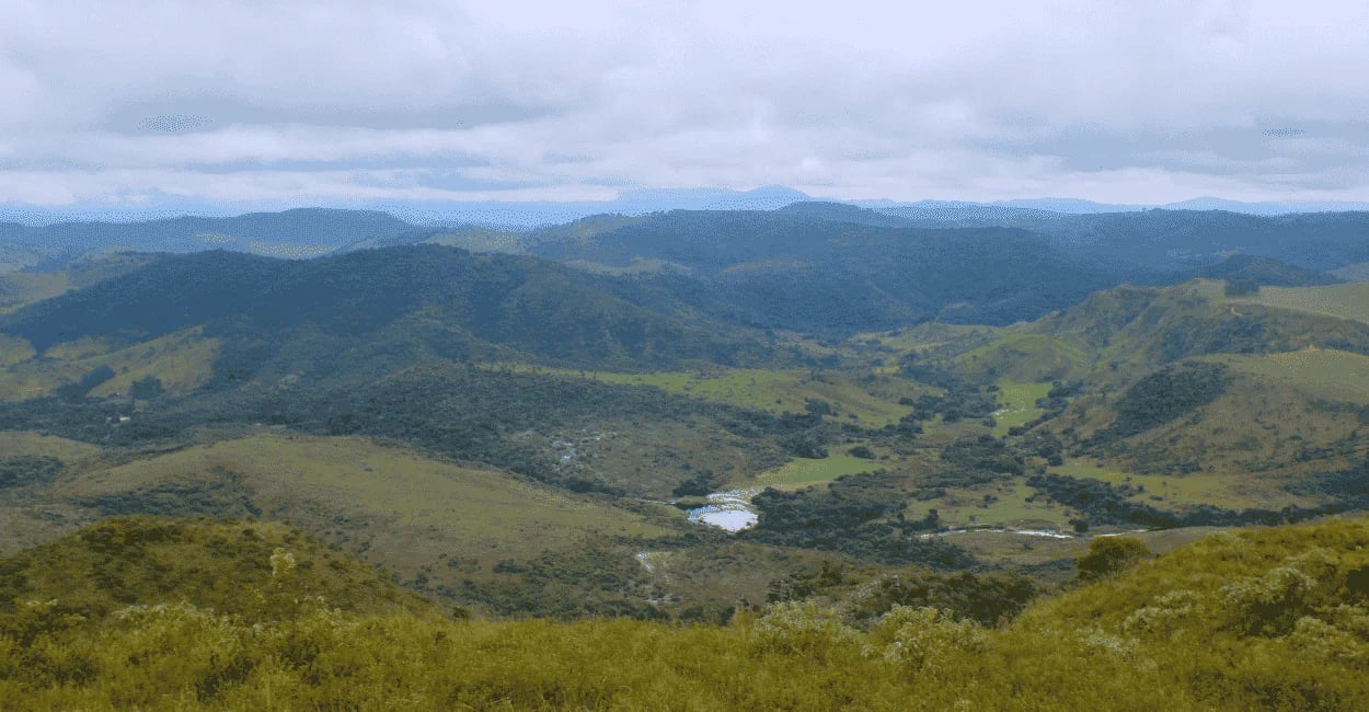 Vista das montanhas e vales verdes em Itambé do Mato Dentro em Minas Gerais