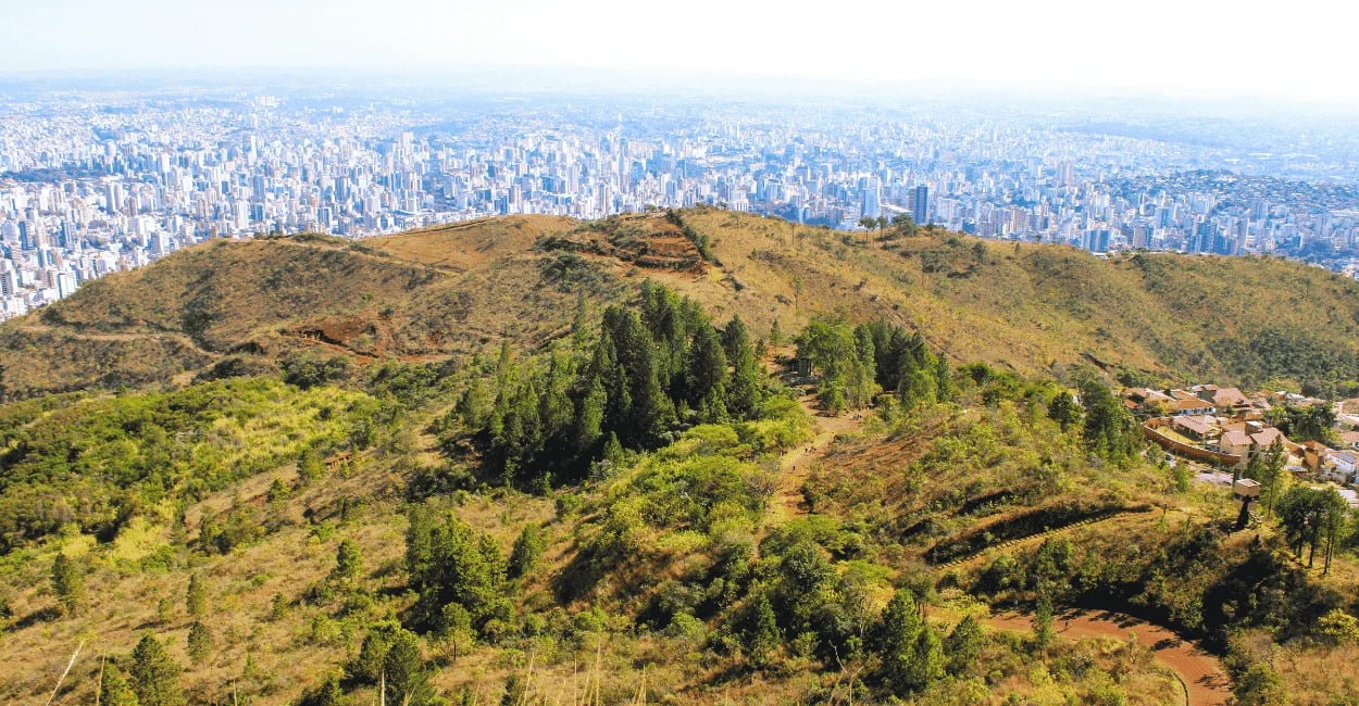 Vista do Mirante da Serra do Curral em Belo Horizonte MG com montanhas, vegetação e cidade
