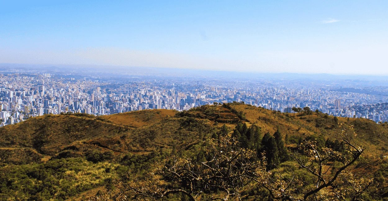 Mirante da Serra do Curral em Belo Horizonte com vista panorâmica da cidade e montanhas ao redor