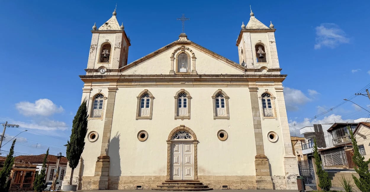 Vista frontal da Igreja Matriz de Nazareno, com duas torres e fachada histórica
