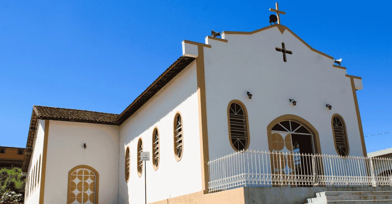 Vista lateral da igreja de São Pedro em Cristiano Otoni, com cores amarelas e brancas