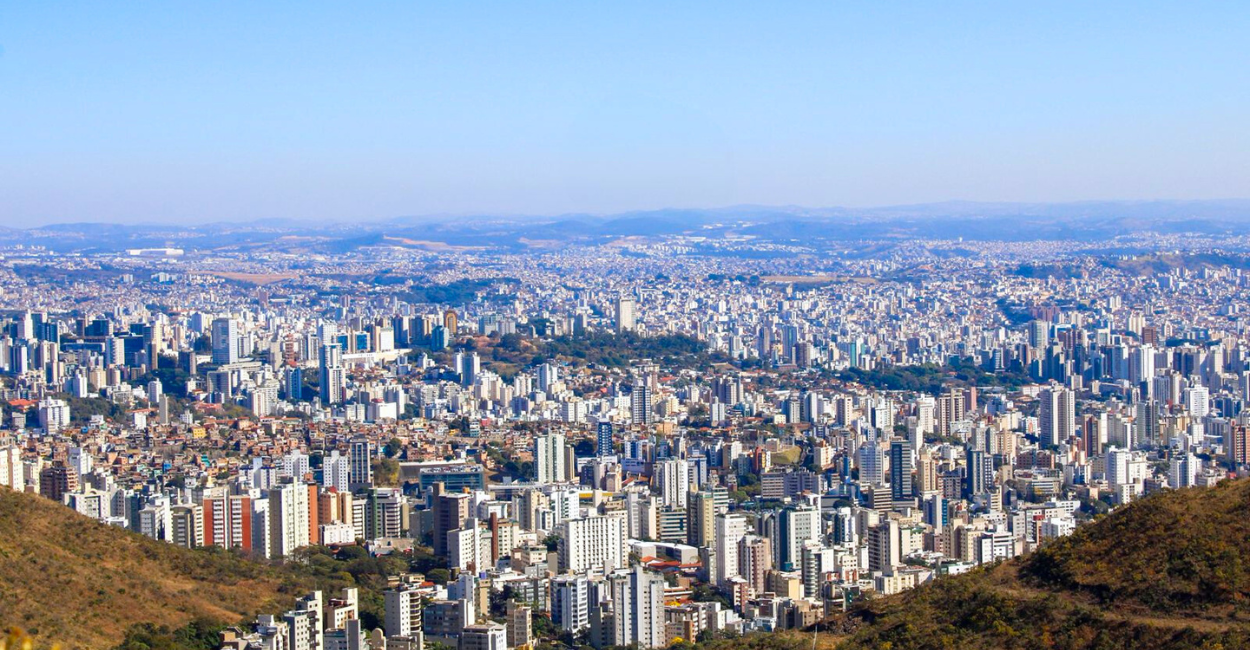 Vista panoramica da cidade de Belo Horizonte, do alto de uma montanha, com céu aberto