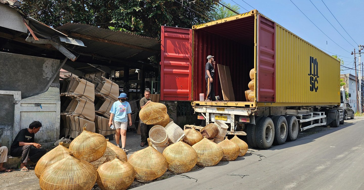 stuffing or loading furniture and handicraft into a 40'HC container at Primuss Furniture warehouse
