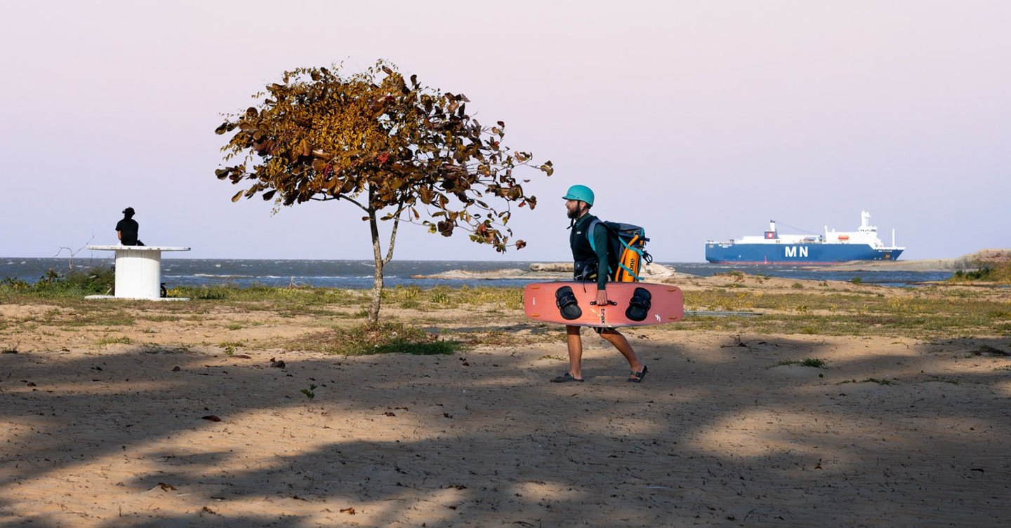 Un Kite surfer sur la plage de Kourou en Guyane