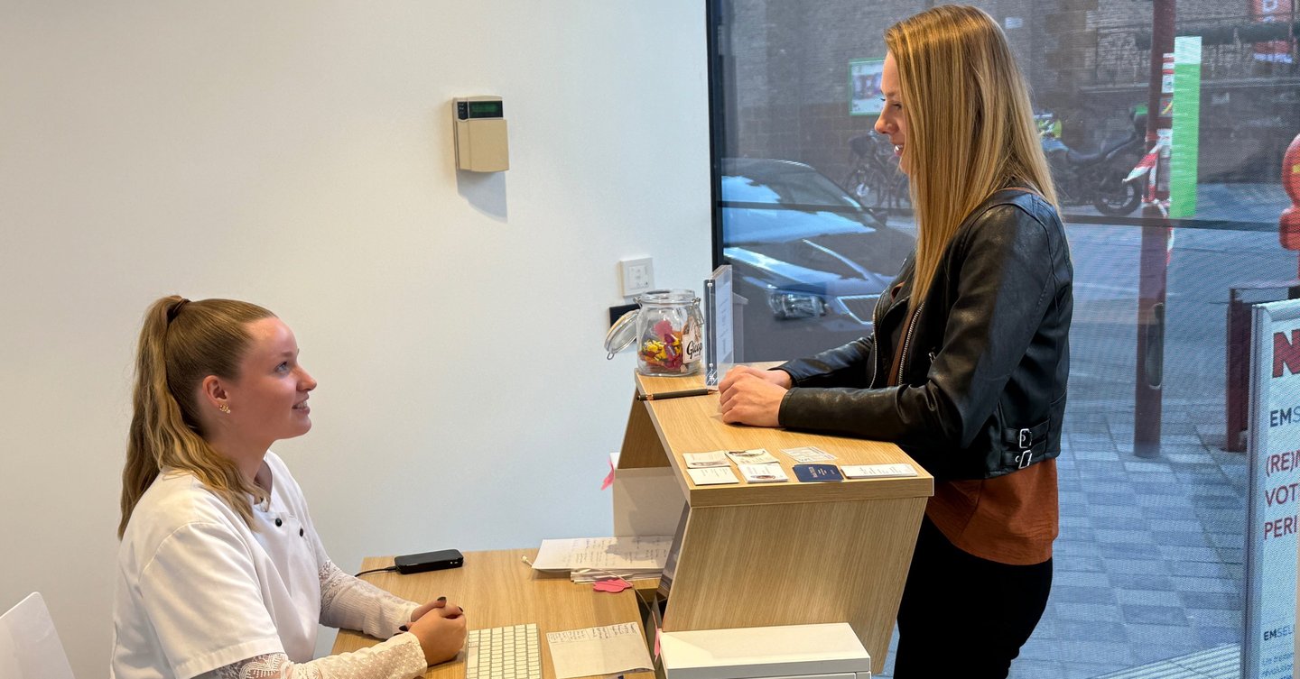 Accueil d'une cliente pour un traitement d'épilation laser