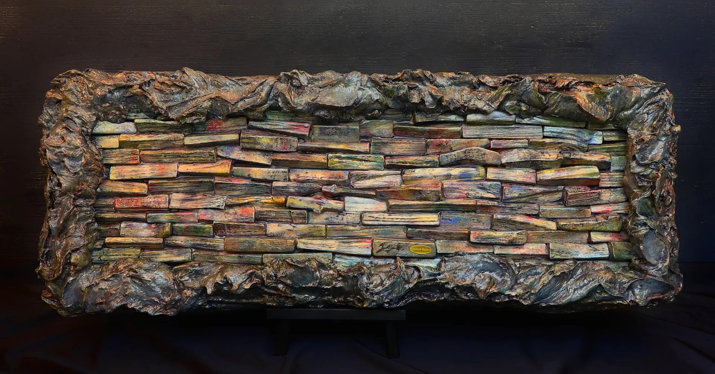 Kunstvolles Gemälde aus zahlreichen abstrakt bemalten Holzscheiten, mit elegantem, massiven Gipsrahmen in Bronzefarben