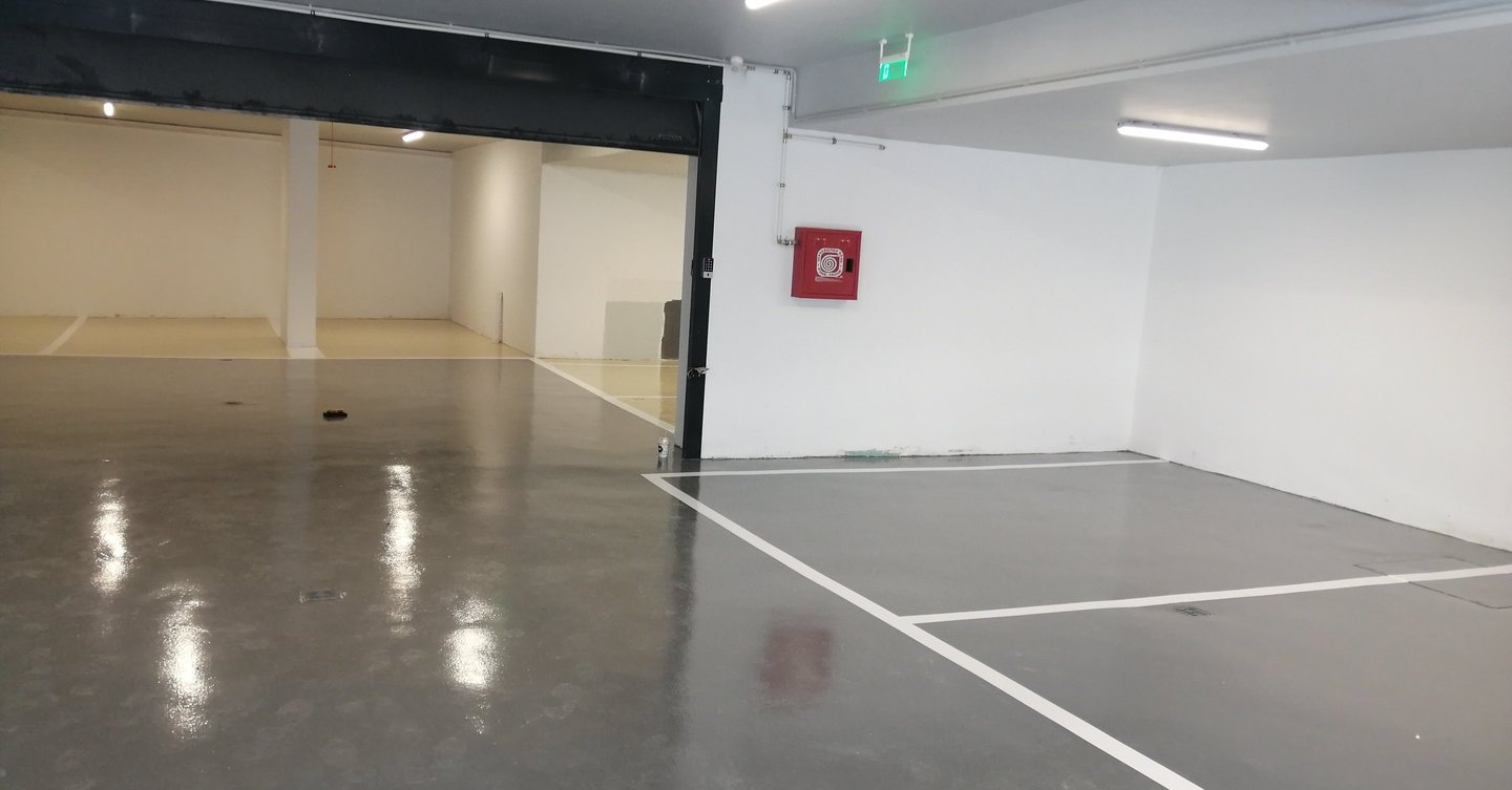 Διαγραμμίσεις parking , σε εμπορικό κέντρο