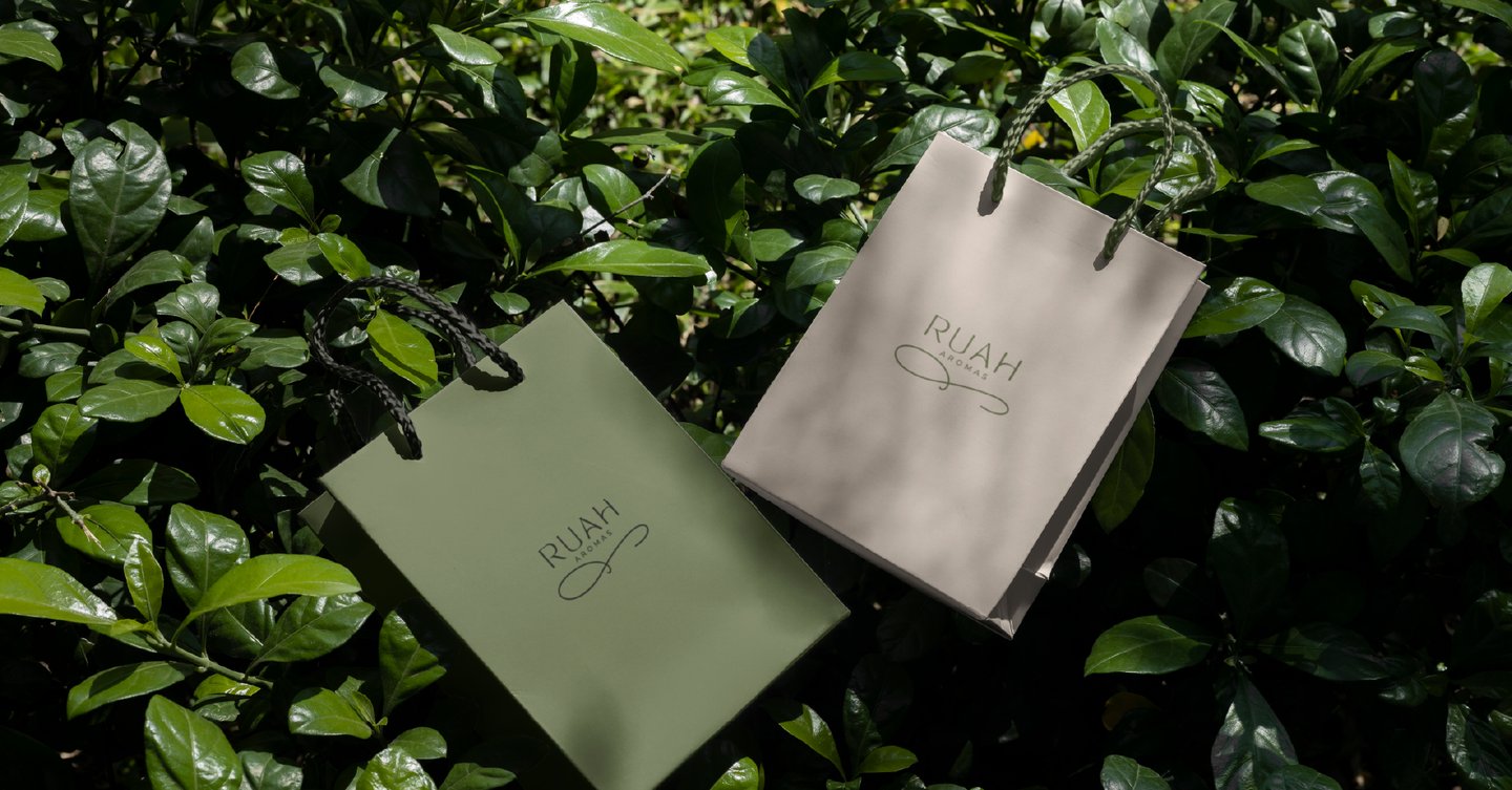 a shopping baguet bag with a name tag on it