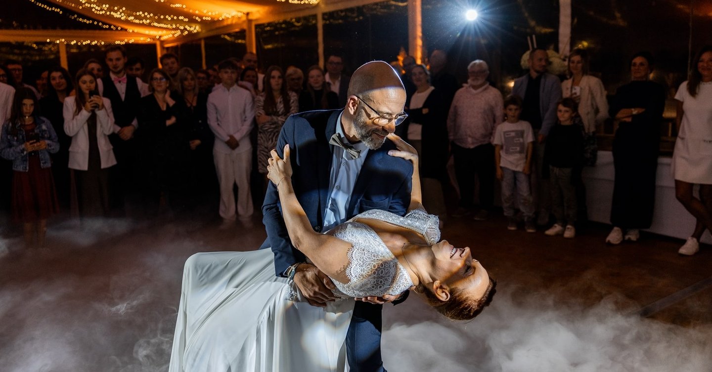 Un homme renversant sa femme en dansant au milieu de la piste de danse