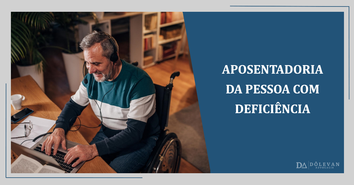 homem na cadeira de rodas trabalhando